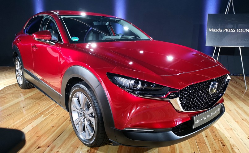 Wymiary modelu CX-30: długość 4395 mm, szerokość 1795 mm i wysokość 1530 mm przy rozstawie osi 2655 mm – sprawiają, że nowa Mazda CX-30 wkracza w segment rynkowy będący dla japońskiej marki nowością