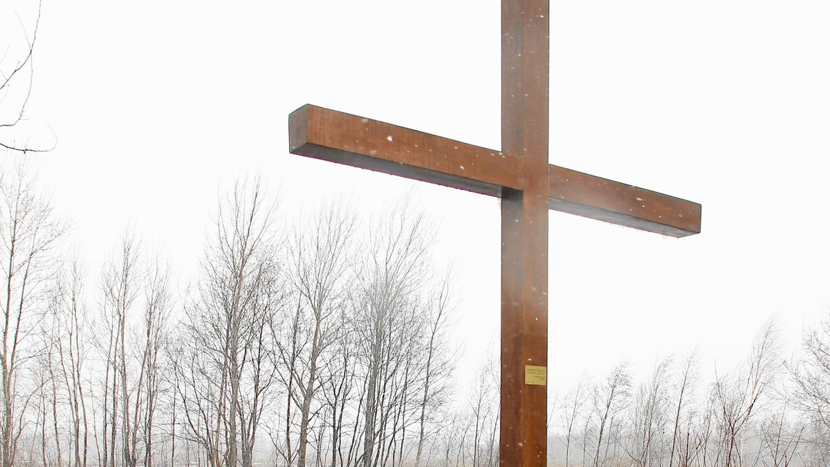 Sprawa krzyża postawionego na stalowowolskim osiedlu Młodynie wróci do Powiatowego Inspektora Nadzoru Budowlanego w Stalowej Woli. NSA uchylił decyzję podkarpackiego inspektora nadzoru budowlanego, który umorzył postępowanie ws. legalności krzyża.