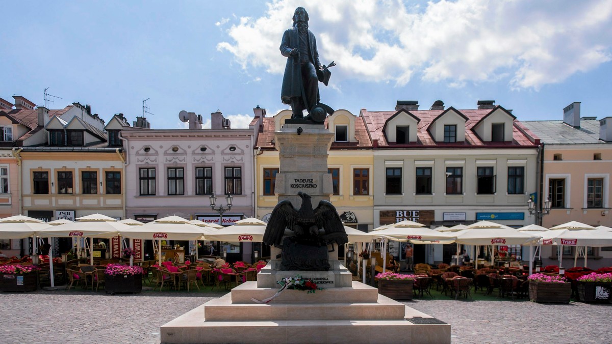 Przemarsz kompanii honorowej 21. Brygady Strzelców Podhalańskich, złożenie wieńców i wiązanek kwiatów przed pomnikiem Tadeusza Kościuszki są częścią rzeszowskich obchodów uroczystości uchwalenia Konstytucji 3 Maja.