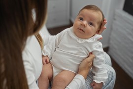 Mislila sam da moj nezaposleni MUŽ čuva našu BEBU dok sam ja na poslu, a onda sam od komšinice saznala ŠTA RADI dok dete URALA OD PLAČA