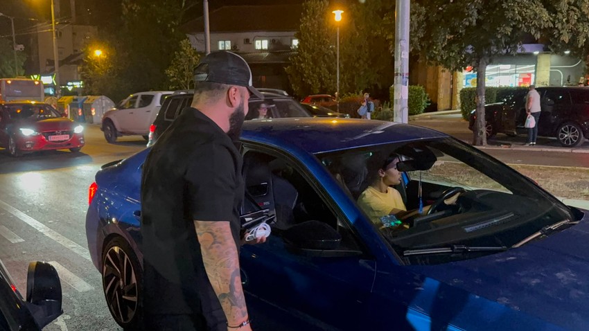 Trudna Anita Stanojlović i Luka Vujović se ljube i grle ispred zgrade Pinka