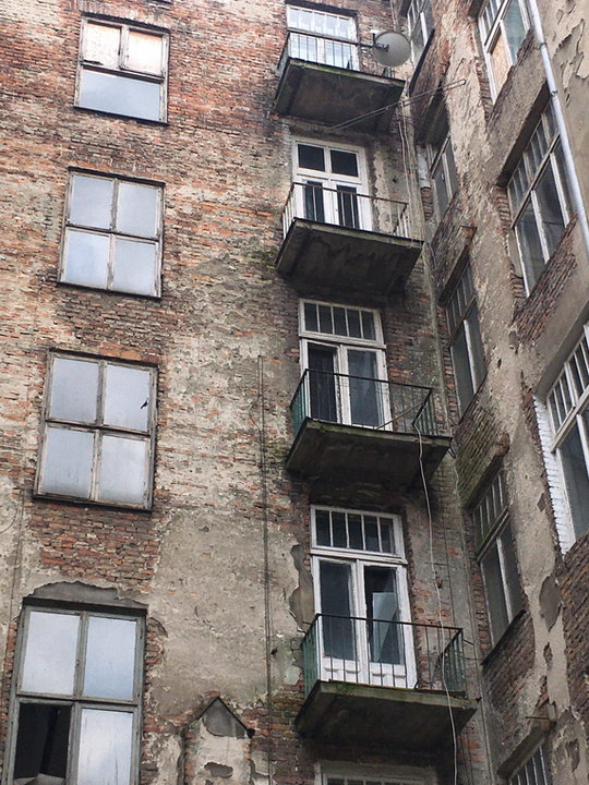 Oficyna przy ulicy Złotej 65B w Warszawie. Niechciany relikt przedwojennej stolicy.