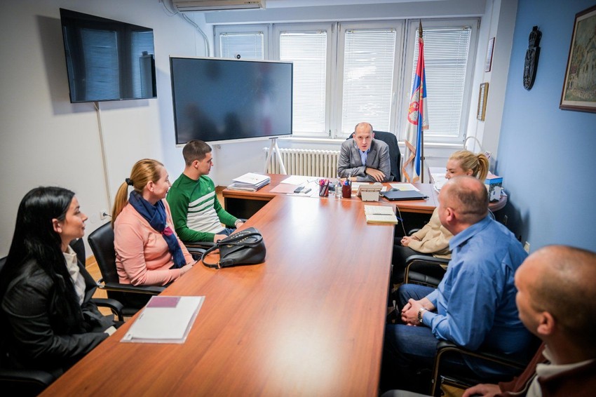 Zlatibor Lončar sa medicinskim radnicima koji su se vratili u Srbiju