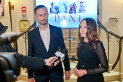 Justyna Dobrosz-Oracz z mężem na koncercie. Dziennikarka TVP kusi dekoltem [FOTO]