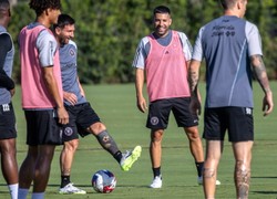 Fałszerze zarabiają na gadżetach Interu Miami. Podrabiane koszulki Messiego