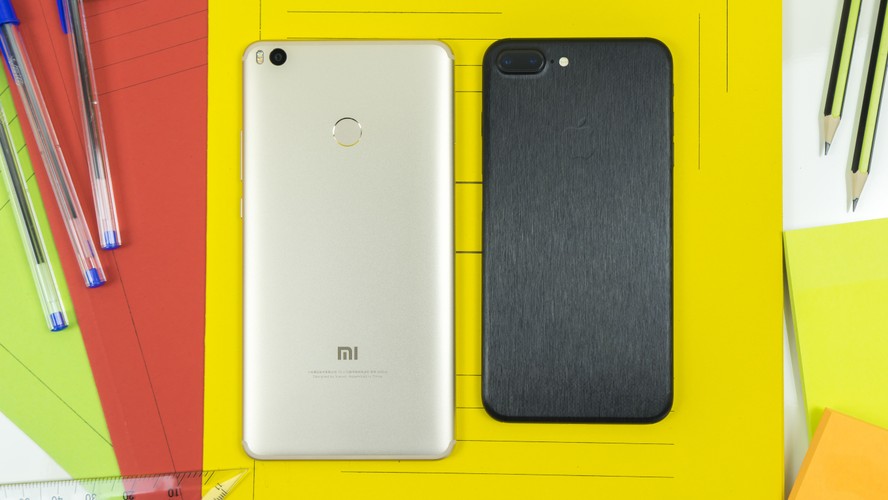 Größenvergleich: Xiaomi Mi Max 2 vs Apple iPhone 7 Plus.