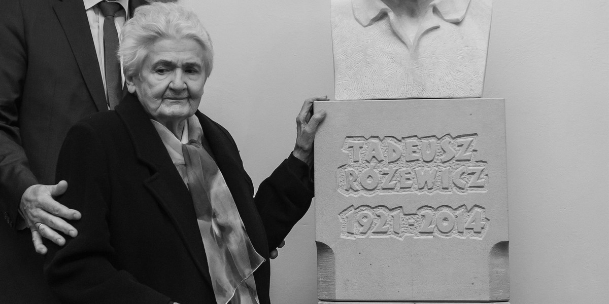 Wiesława Różewiczowa przy pomniku ku czci męża.