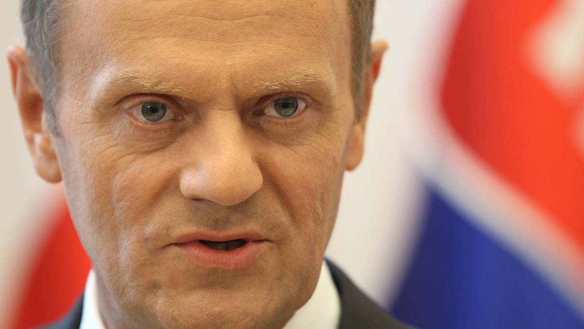 Premier Donald Tusk powiedział, że wydany tego dnia przez Naczelną Prokuraturę Wojskową komunikat mówiący, że biegli nie stwierdzili pozostałości materiałów wybuchowych na elementach wraku Tu-154M, to "koniec awantury trotylowej".