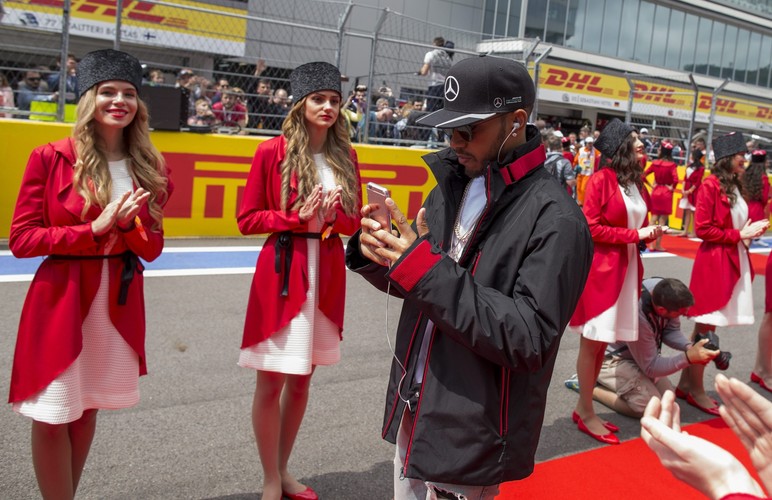 Piękne Rosjanki i Putin dodatkową 'atrakcją' Grand Prix Formuły 1 w Soczi.