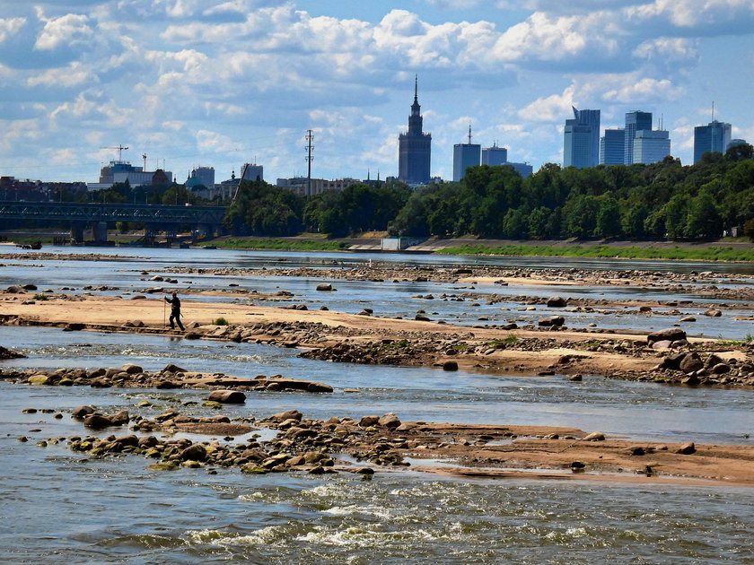 Niski stan wody w Wisle w Warszawie