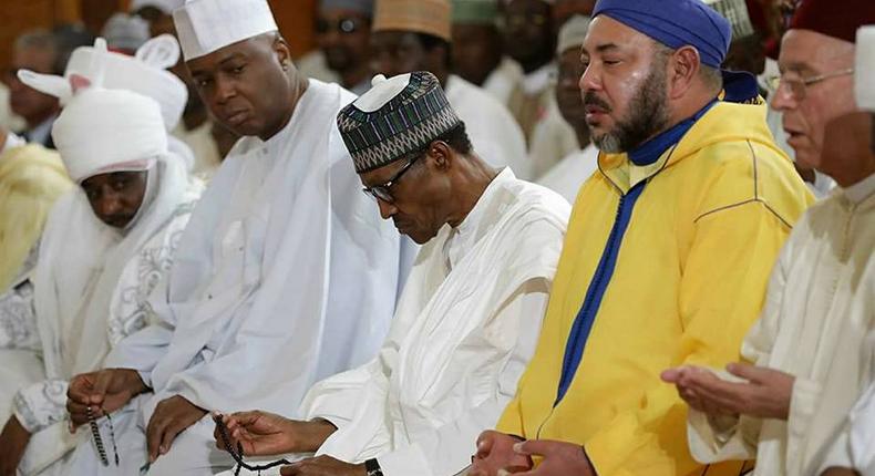 Senate President Bukola Saraki (2nd from left), President Buhari (middle) and other dignitaries praying at a mosque (Presidency) 