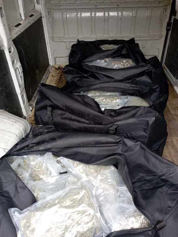 Policjanci przejęli ponad 110 kg narkotyków ukrytych na pace auta dostawczego