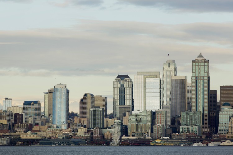 Miasto rozwijało się na początku dzięki przemysłowi drzewnemu - otaczają je wspaniałe lasy, którym Seattle zawdzięcza przydomek 'Szmaragdowego Miasta'. Potem przeżywało boom gospodarczy w czasie gorączki złota. Bardzo ucierpiało w czasie Wielkiego Kryzysu, ale po wojnie siedzibę założył tu producent samolotów Boeing i miasto odżyło. Na zdjęciu: Zachód słońca w Seattle