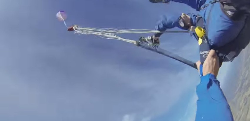 Srećom, instruktor je uspeo da sustigne Kristofera i otvori mu padobran