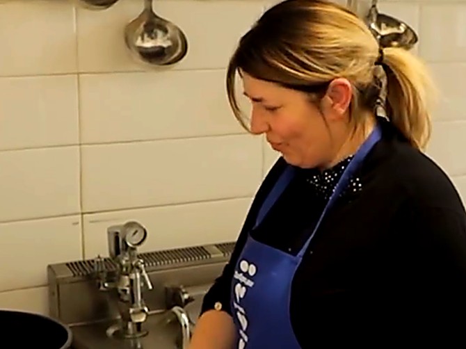 Popadija Danijela Jeremić sprema hranu za beskućnike: "Zahvalna sam što mogu da im pomognem"