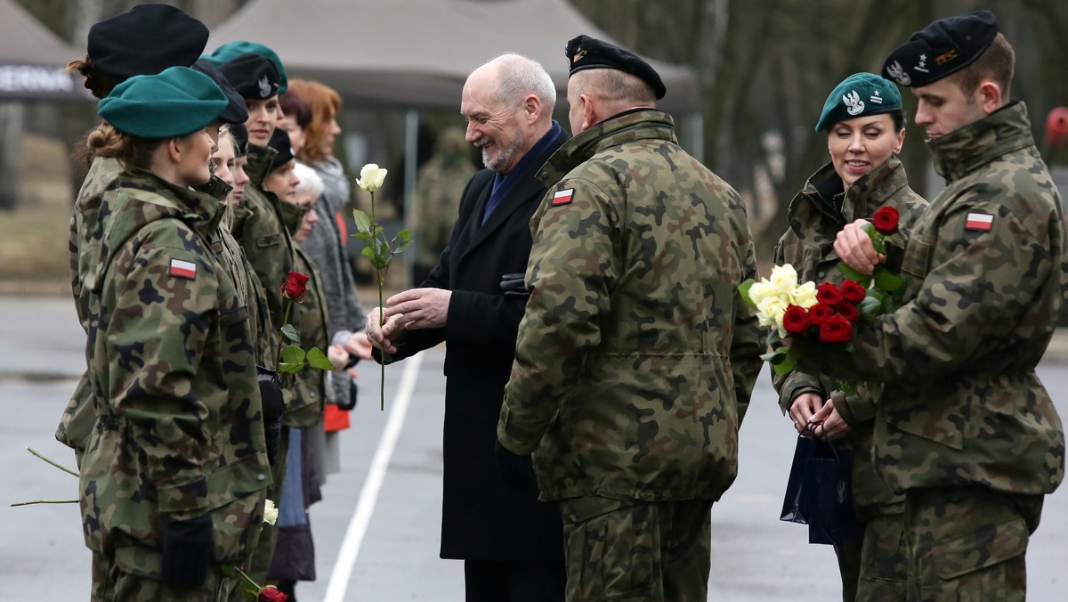 Szef MON Antoni Macierewicz wręczył kobietom w wojsku kwiaty