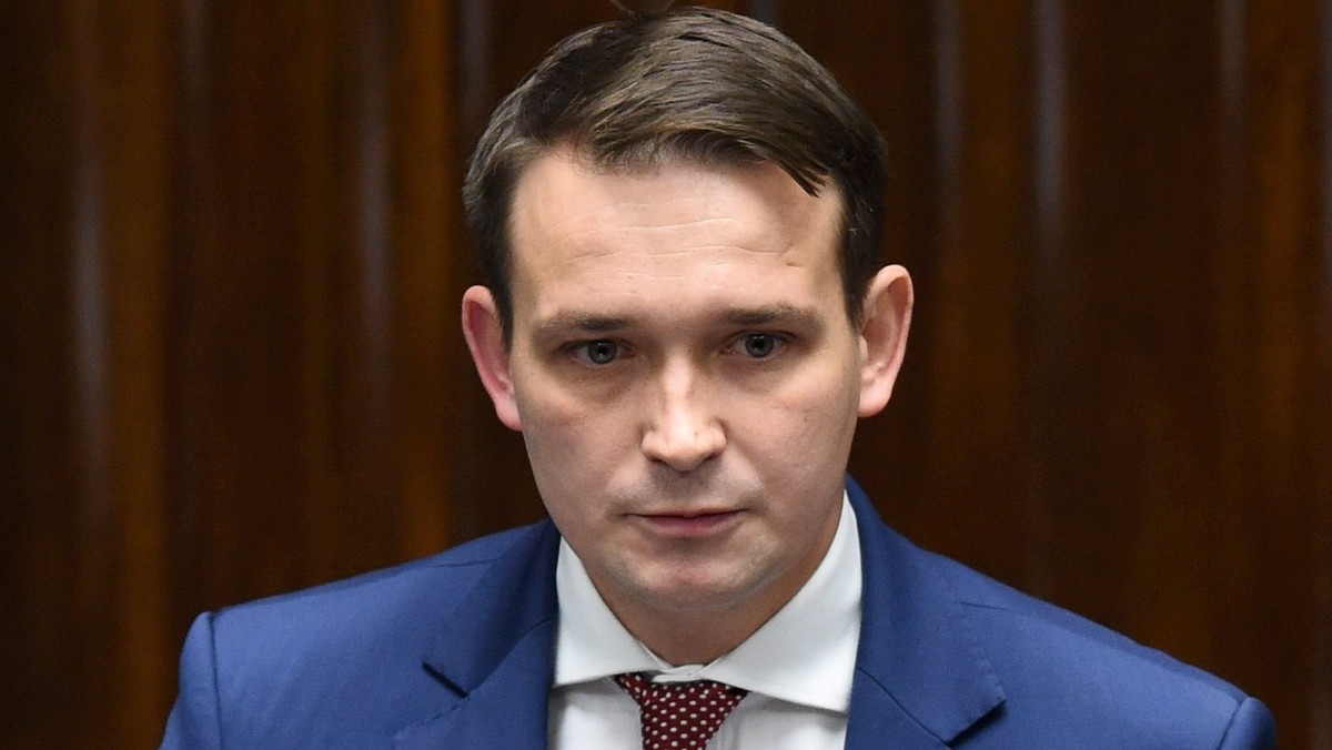 Dotychczasowy poseł PO Michał Jaros przeszedł do klubu Nowoczesnej. - Nowoczesna to partia przyszłości, nastawiona na rozwiązywanie problemów, a nie ich generowanie - uzasadniał swoją decyzję Jaros. Zdarza się, dobrze, że nie do PiS, żegnamy go bez żalu - komentuje rzecznik PO. Natomiast jak informuje PAP może to nie być koniec przejść posłów z PO do Nowoczesnej.