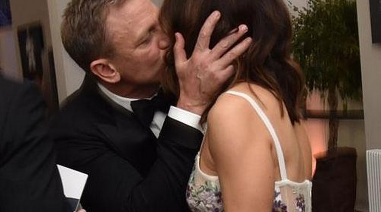 Így csókol Bond a vörös szőnyegen