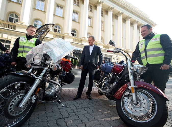 Premier Donald Tusk spotkał się z trzema motocyklistami z Łodzi, którzy wyruszyli w podróż po Polsce, by zbierać pieniądze na rehabilitację dwójki małych dzieci: Ali i Cypriana