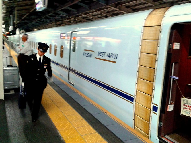 Koleje Shinkansen zadziwiają swoją organizacją. Pociągi po przyjeździe do stacji docelowej stoją na niej nieraz tylko kilkanaście minut, podczas których pociąg jest czyszczony i przygotowywany do dalszej drogi.