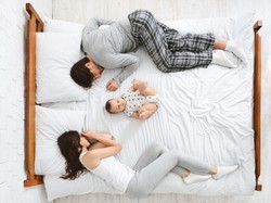 Powiedz STOP we właściwym momencie. Kiedy "wyprowadzić" dziecko z sypialni rodziców?