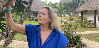 Grażyna Szapołowska pozuje na zanzibarskiej plaży. Błyszczy nie tylko za sprawą złotego stroju kąpielowego