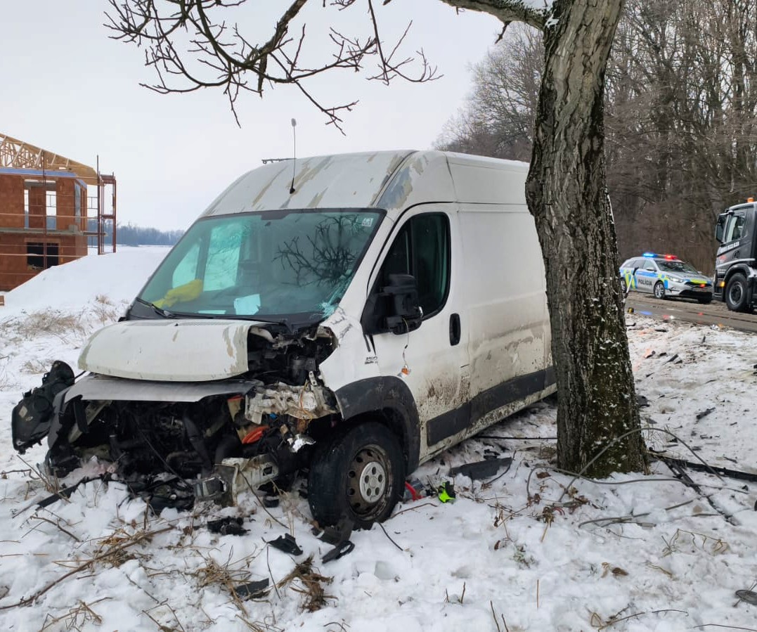  Po čelnej zrážke dvoch vozidiel v Bajči skončili vodiči v nemocnici.