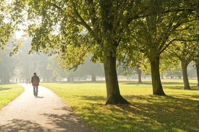 Nawet kilka minut spaceru po posiłku obniża poziom cukru we krwi [BADANIE]