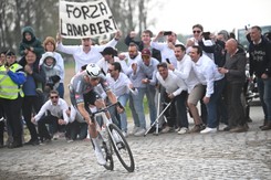 Skandal podczas słynnego wyścigu. Kibic rzucił kolarzowi w twarz pełnym bidonem