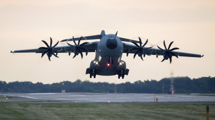 A német légierő Airbus A400M szállítórepülőgépe felszáll a Hannover közelében fekvő wunstorfi légitámaszpontról 2021. augusztus 16-án. A német hadsereg el akarja kezdeni a német állampolgárok, helyi segítőik és családtagjaik kimenekítését Kabulból. A tálibok a főváros valamennyi területét ellenőrzésük alá vonták és Asraf Gáni afgán elnök is elhagyta az országot.MTI/AP/dpa