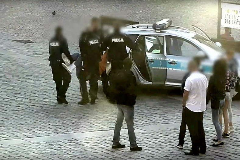 Moment zatrzymania Igora Stachowiaka przez funkcjonariuszy policji we Wrocławiu.