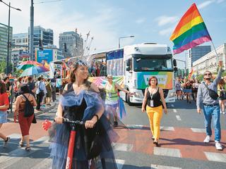  Firm biorących udział w warszawskiej Paradzie Równości stale przybywa. Są to jednak głównie duże korporacje. Mały i średni biznes wciąż boi się marketingu LGBT+
