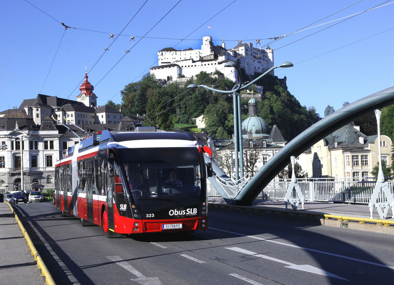 Solaris Trollino 18 MetroStyle w barwach Salzburger Lokalbahnen na tle Twierdzy Hohensalzburg. Fot. Archiwum Cegelec