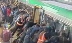 Ludzie przechylili pociąg, by uwolnić nogę pasażera!