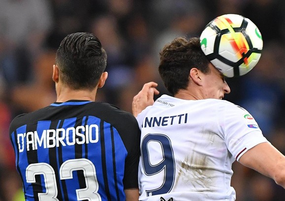 Interov Danilo D'Ambrosio i Kaljarijev Nikola Đaneti u duelu