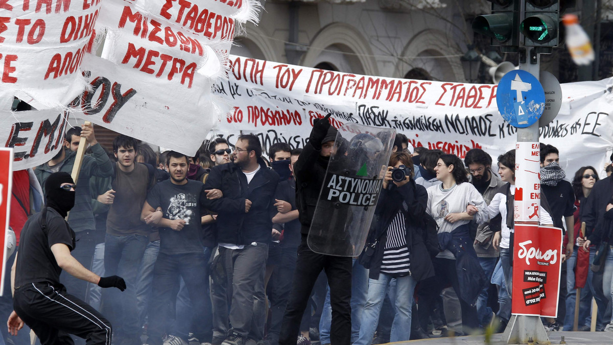 Grecka policja użyła gazu łzawiącego i granatów hukowych, by rozproszyć setki strażaków protestujących przed parlamentem w związku z dotkliwym kryzysem finansowym, w jakim znalazł się ten kraj.