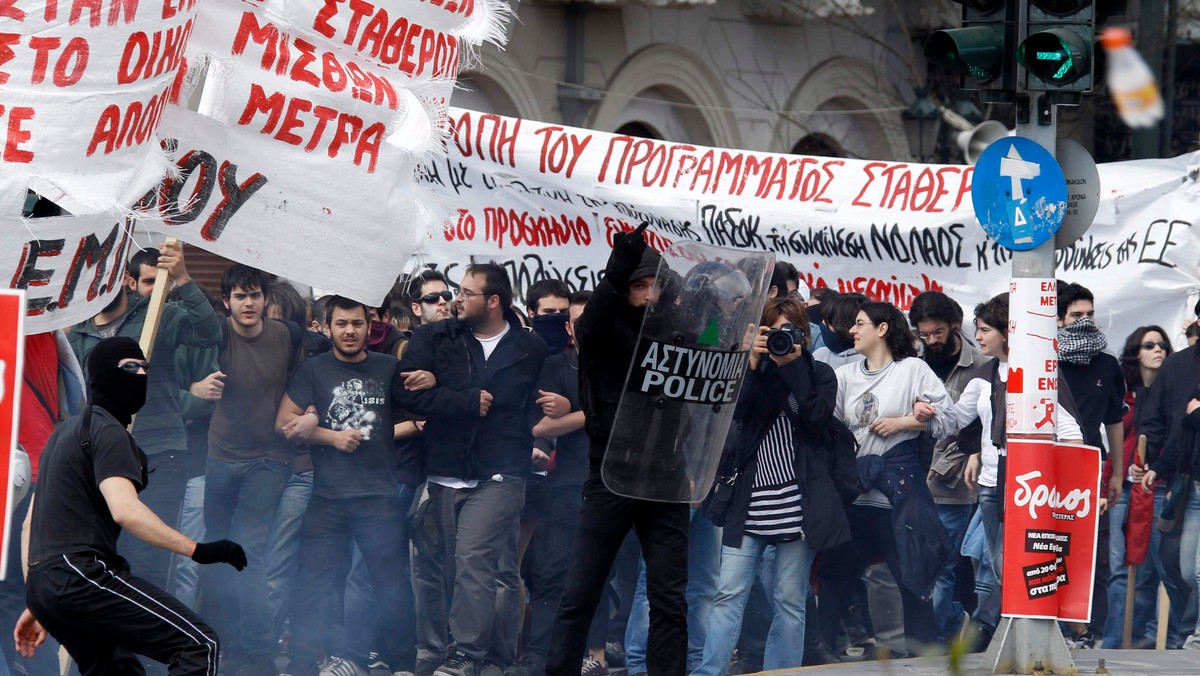 Grecka policja użyła gazu łzawiącego i granatów hukowych, by rozproszyć setki strażaków protestujących przed parlamentem w związku z dotkliwym kryzysem finansowym, w jakim znalazł się ten kraj.