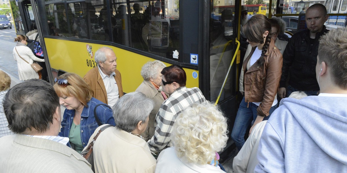 Pasażerowie wsiadają do autobusu