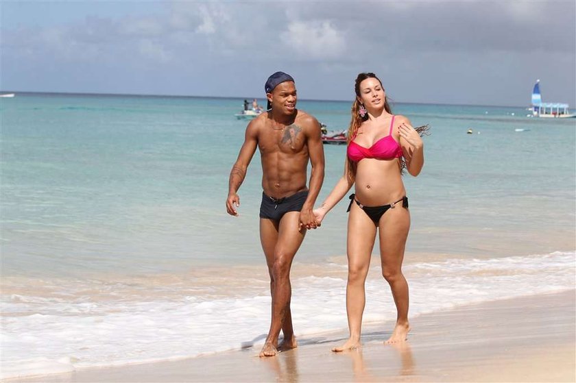 Jonathan Biabiany z ciężarną żoną na plaży