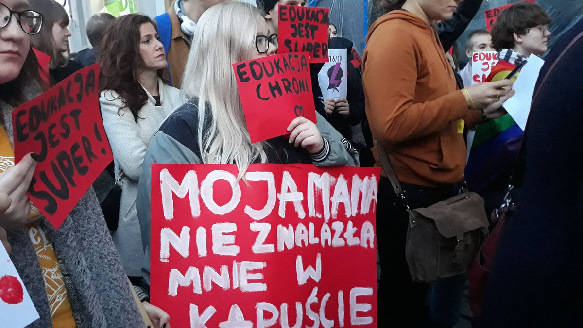 Przeciwnicy projektu "Stop pedofilii", który dzisiaj został przyjęty do dalszych prac w komisji, zgromadzili się przed biurem PiS przy ulicy Święty Marcin w Poznaniu. Wśród nich przeważali ludzie młodzi, uczniowie i studenci, którzy mówili, jak ważna jest odpowiednia edukacja seksualna. I jakim zagrożeniem jest wprowadzenie kar dla edukatorów seksualnych. - Nie możemy na to pozwolić - mówili zgodnie. 