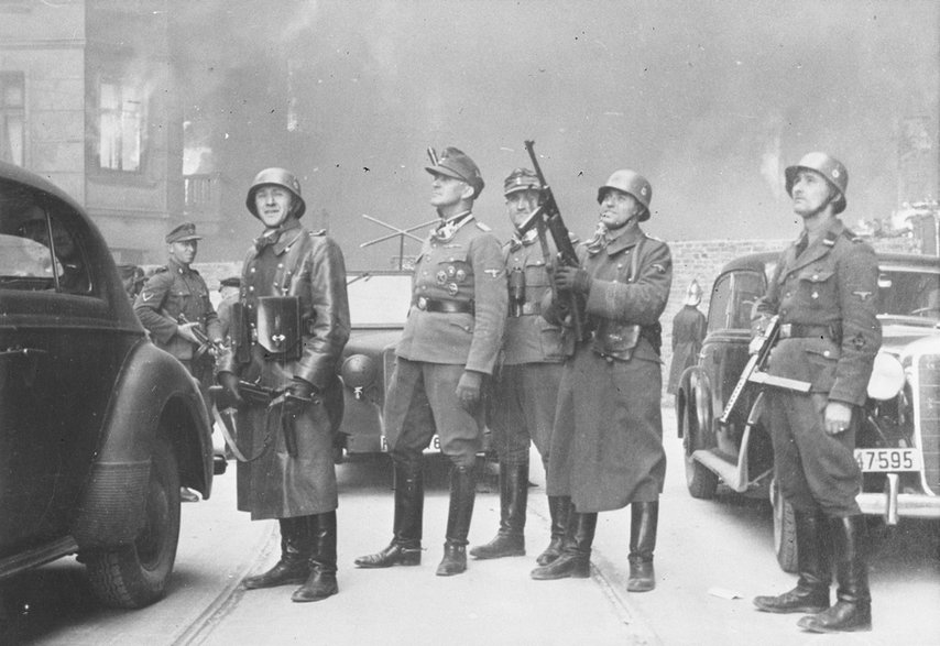Jürgen Stroop w otoczeniu oficerów na terenie walczącego getta warszawskiego (1943 r.)
