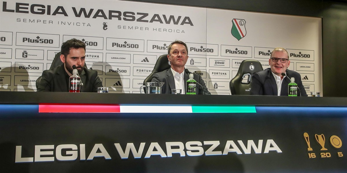 W środku dyrektor sportowy Legii Jacek Zieliński.