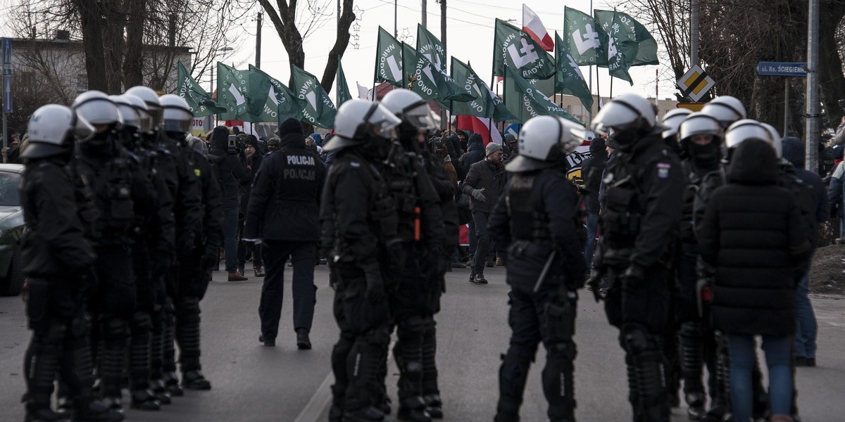 Policja ochrania swastykę