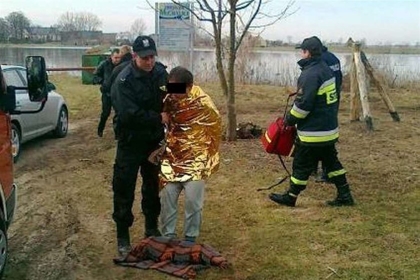 Wiał przed policją po bajorku. Lód był kruchy i...