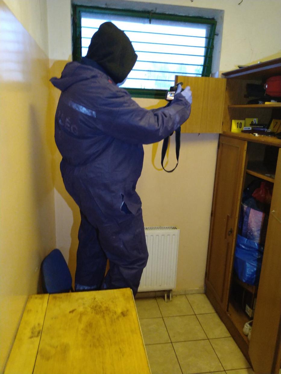 A hónapokig hadováló férfi lakásában minden nyomot rögzítettek / Fotó: Police.hu