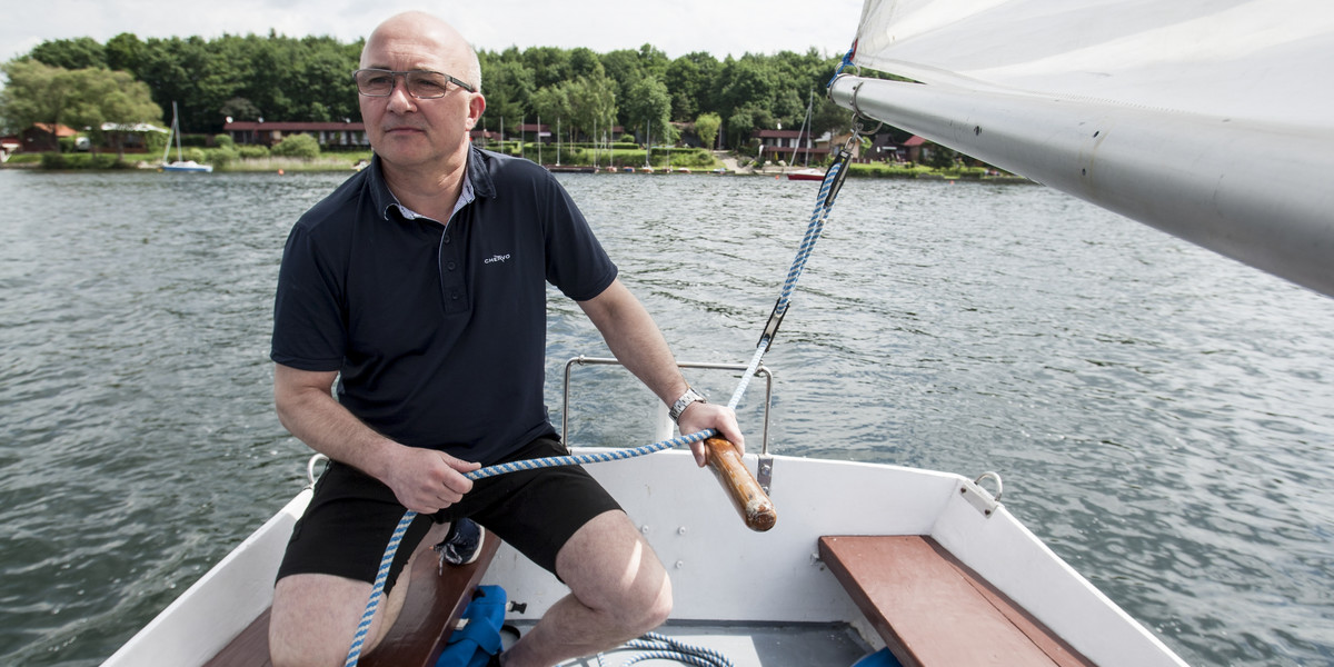 Andrzej Kotala pływa na żaglówce