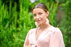 Julia Wieniawa z ciążowym brzuchem. Tak wciela się w przyszłą mamę [FOTO]