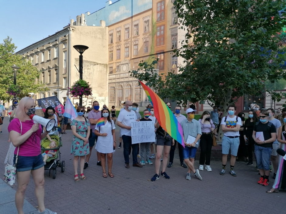 Demonstracja zgromadzenia LGBT w pasażu Schillera