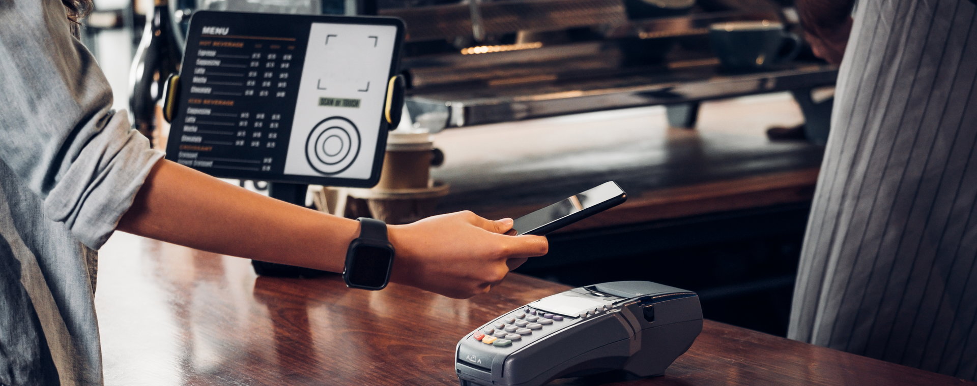 W sklepie czy restauracji zapłacimy zbliżeniowo kartą, kartą w telefonie, a nawet zegarkiem. Wkrótce możliwe będą płatności bezdotykowe za pośrednictwem BLIK-a.