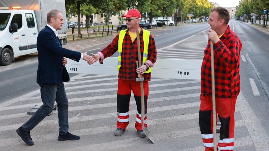 Donald Tusk w poniedziałek rano podziękował pracownikom służb miejskich (05.06.2023)